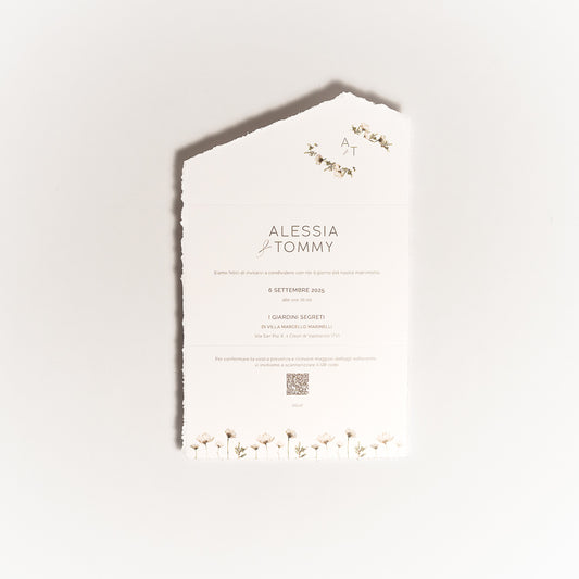 Partecipazione A4 con taglio asimmetrico Fiori bianchi e beige