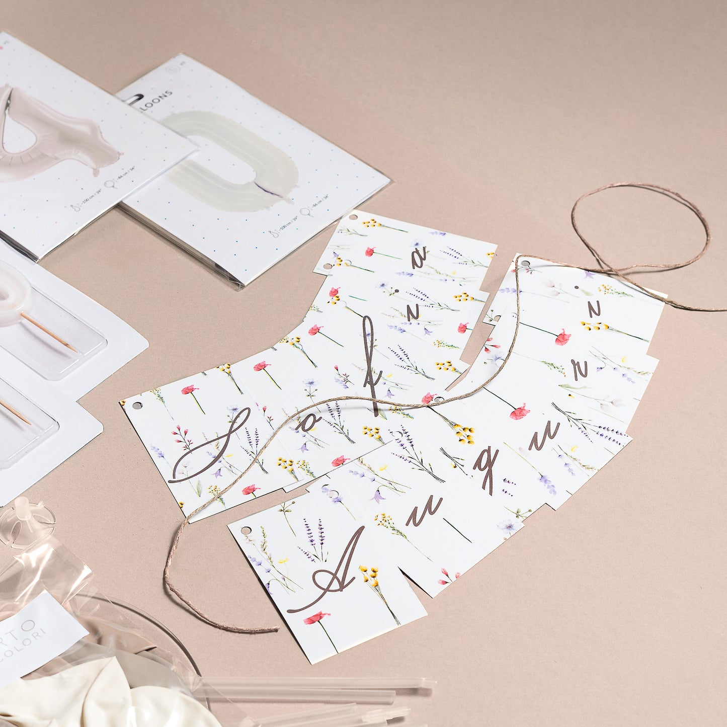 Kit decorazioni COMPLEANNO A CASA – palloncini, festone e cake topper personalizzato