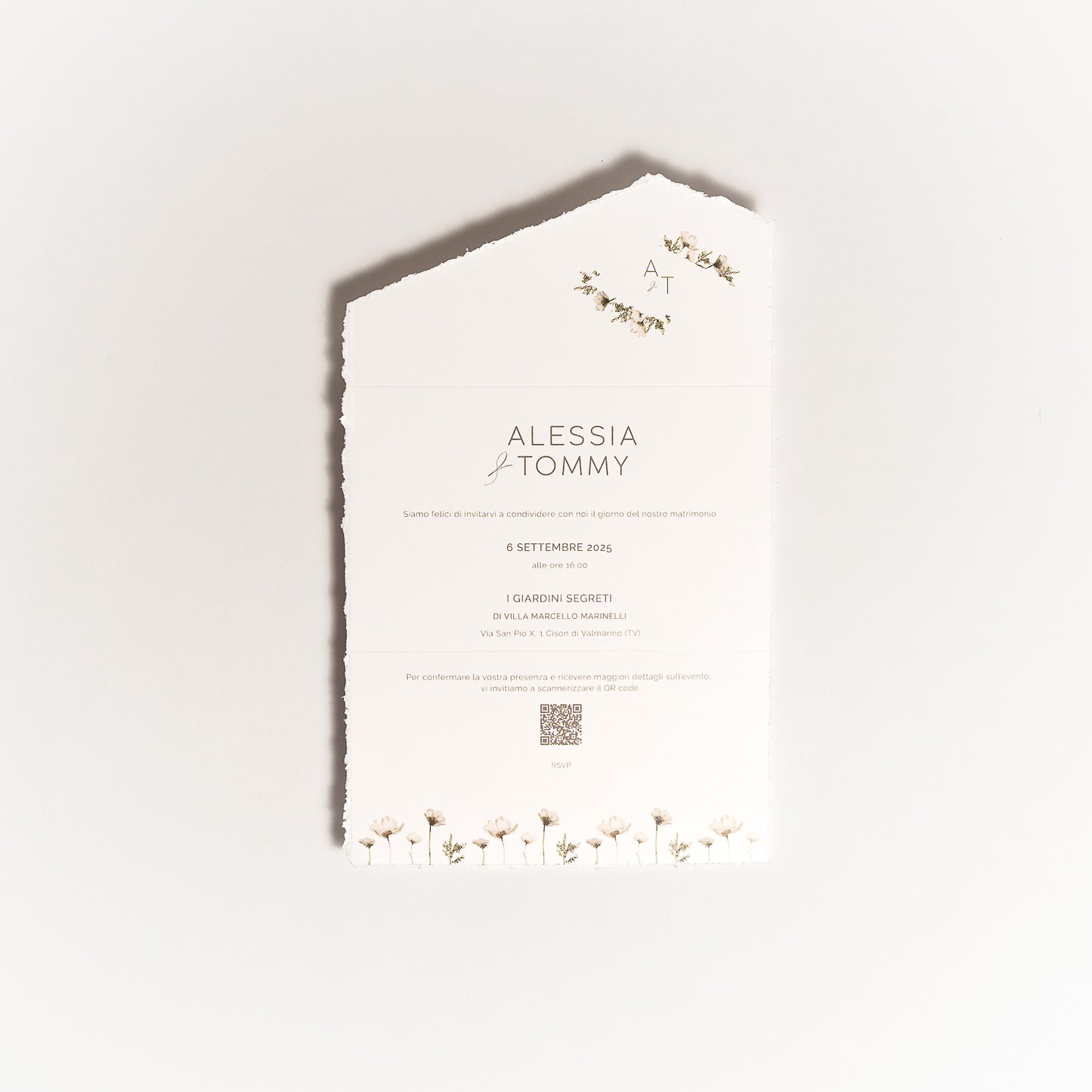 Partecipazione A4 con taglio asimmetrico Fiori bianchi e beige