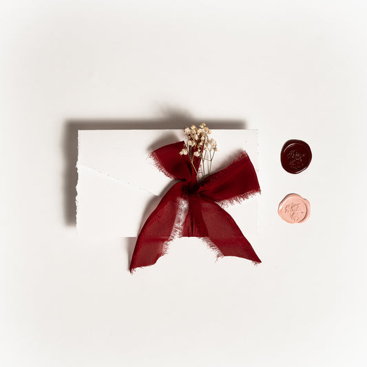 Partecipazione A4 con taglio asimmetrico Fiori bordeaux e rosa